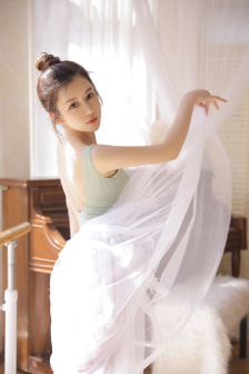 女性正面完整的身体结构
